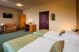 Отель Best Western Hotel Galicya Краков Улучшенный двухместный номер с 2 отдельными кроватями-4